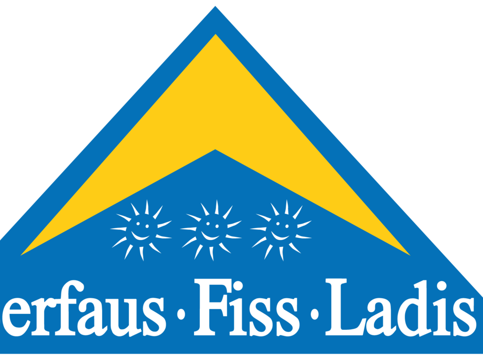 Das Logo zeigt einen blauen Berg mit gelber Spitze und drei Sonnen. Schriftzug: Serfaus, Fiss, Ladis.